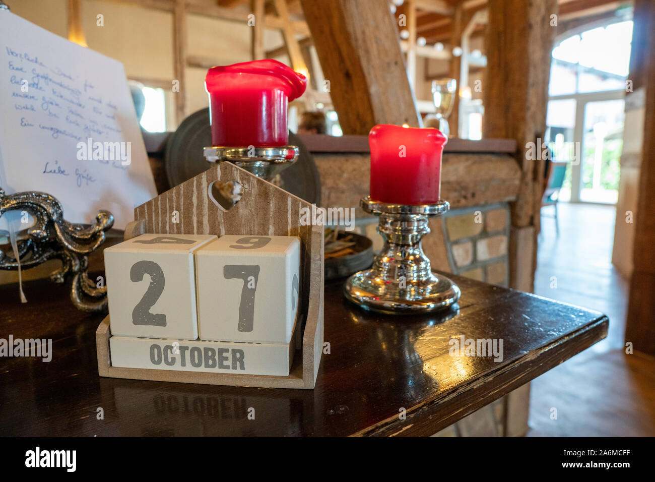 Auf Einem Sideboard Es Gibt Kerzen Und Einen Kalender Mit 27