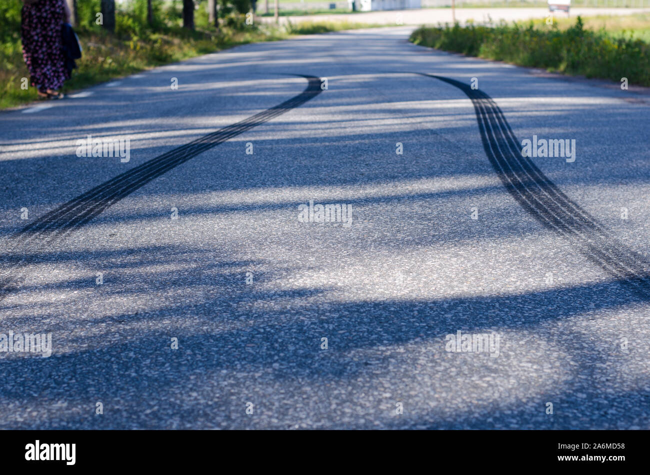 Bremsspur" nach einer plötzlichen Bremsung auf einer schmalen Straße mit Asphalt Oberfläche. Stockfoto