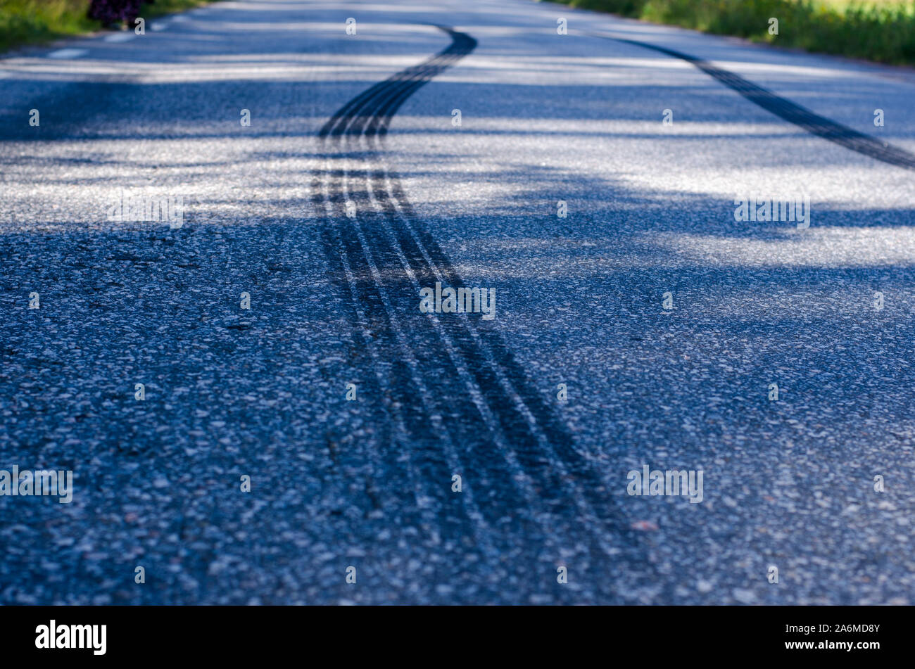 Bremsspur" nach einer plötzlichen Bremsung auf einer schmalen Straße mit Asphalt Oberfläche. Stockfoto