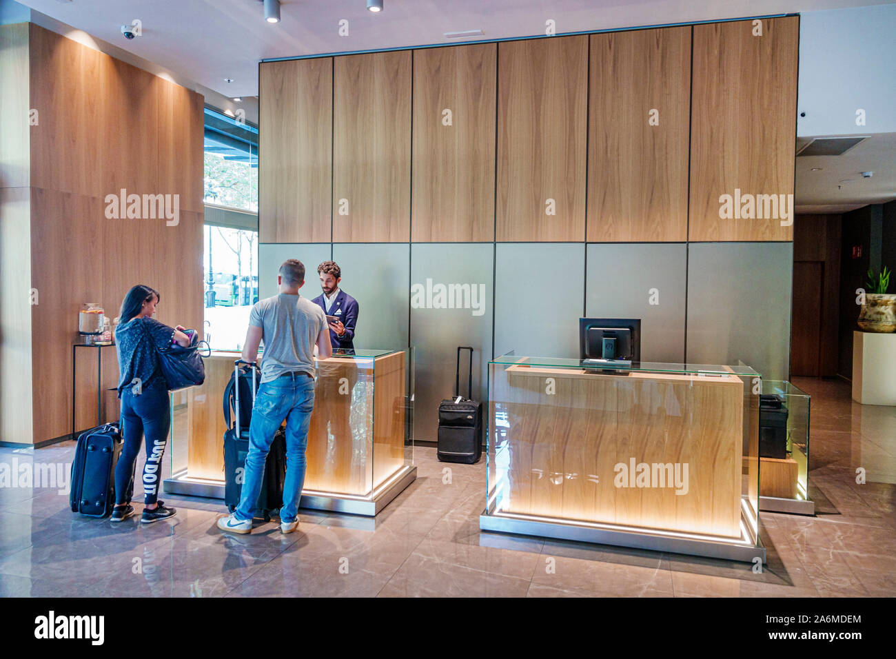 Barcelona Spanien, Catalonia Les Corts, AC Hotel by Marriott Diagonal L'Illa, innen, Lobby, Rezeption, Angestellte, Gast, Check-in, Gepäck, Eurozone, ES1909 Stockfoto