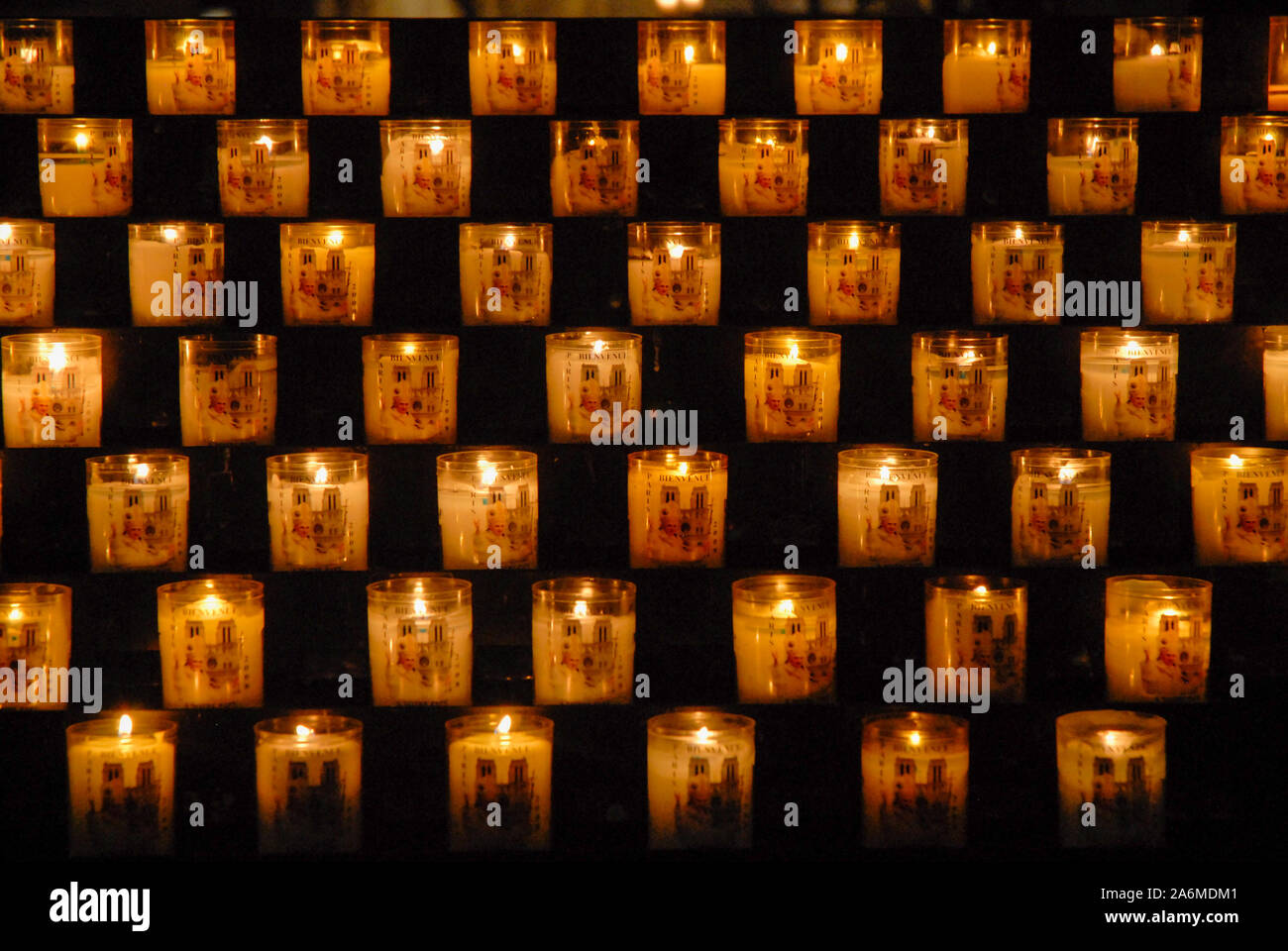 Brennende Kerzen in Notre Dame in Paris, Frankreich Stockfoto