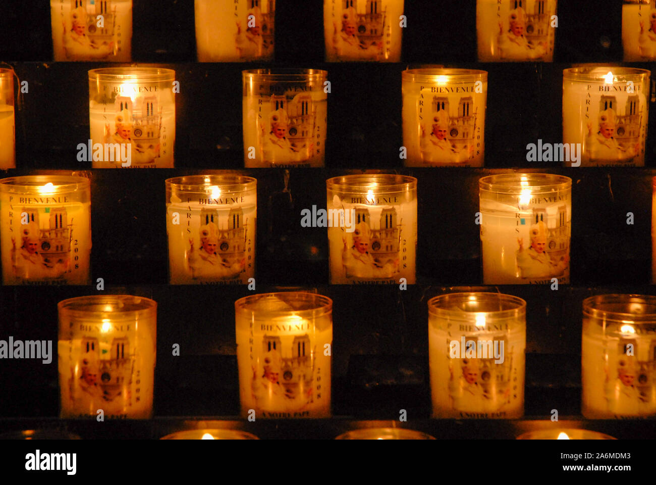 Brennende Kerzen in Notre Dame in Paris, Frankreich Stockfoto
