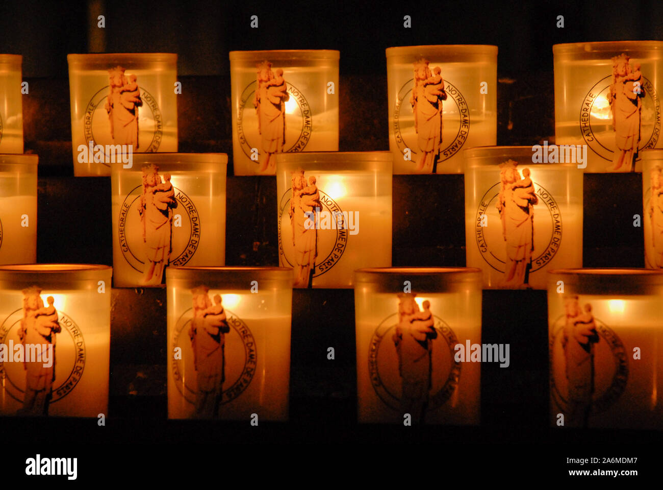 Brennende Kerzen in Notre Dame in Paris, Frankreich Stockfoto