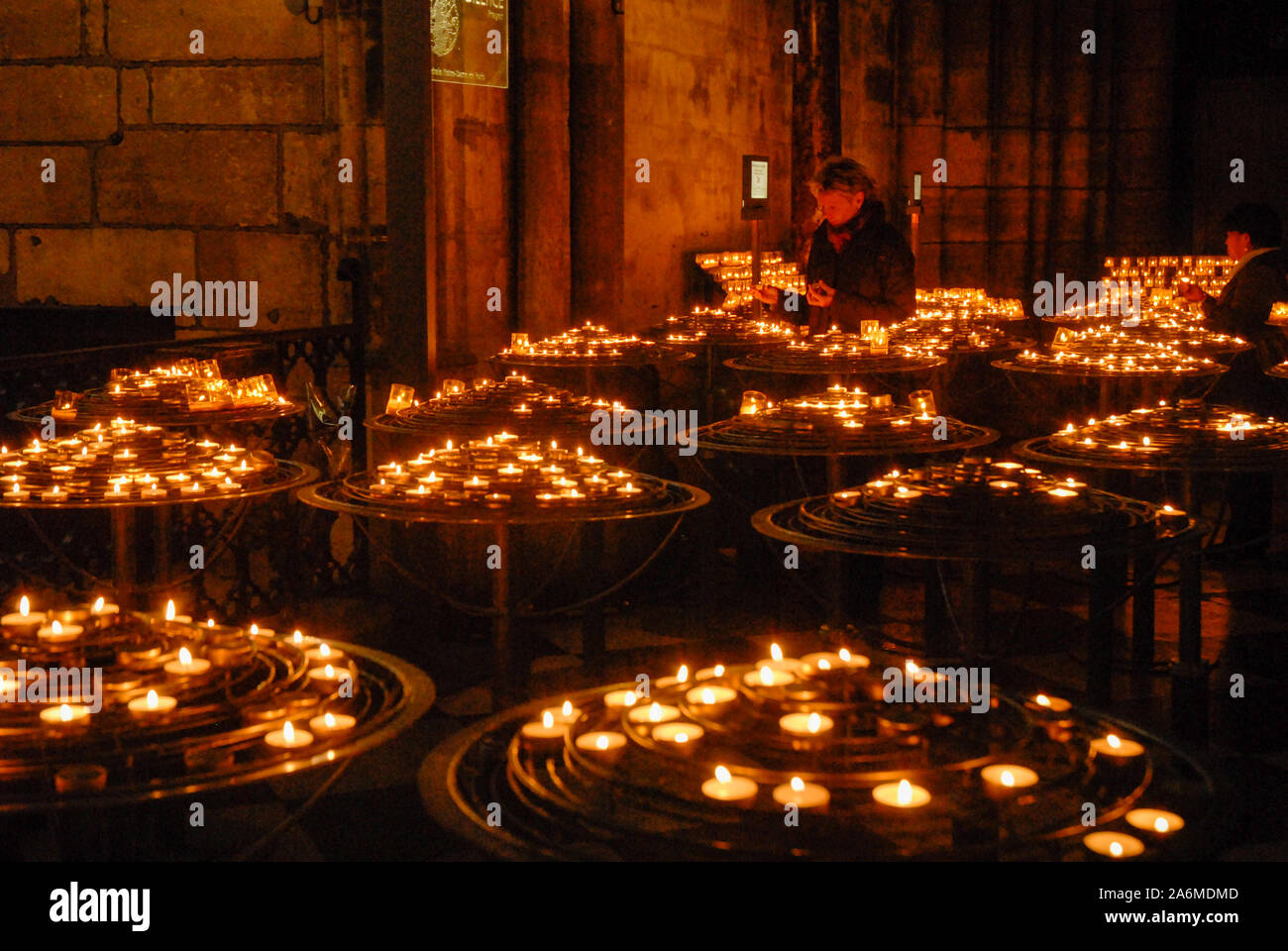 Brennende Kerzen in Notre Dame in Paris, Frankreich Stockfoto