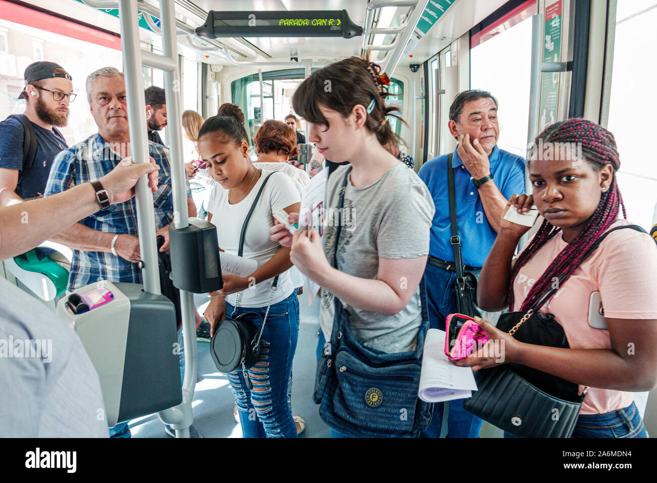 Barcelona Spanien, Katalonien Catalunya, Bus, öffentliche Verkehrsmittel, Transports Metropolitans de Barcelona, TMB, innen Innenraum, Passagiere Fahrer Pendler, BL Stockfoto