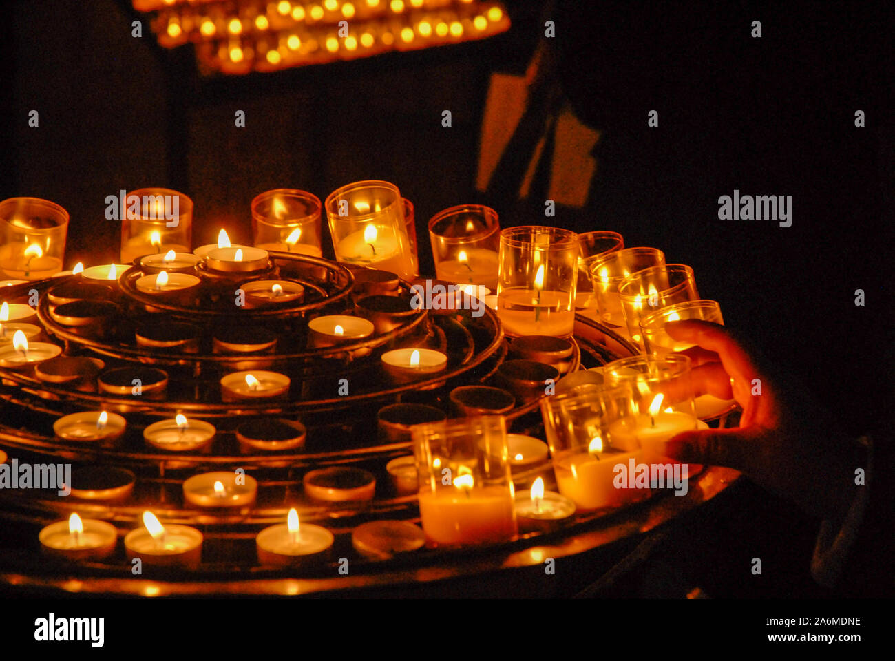 Brennende Kerzen in Notre Dame in Paris, Frankreich Stockfoto