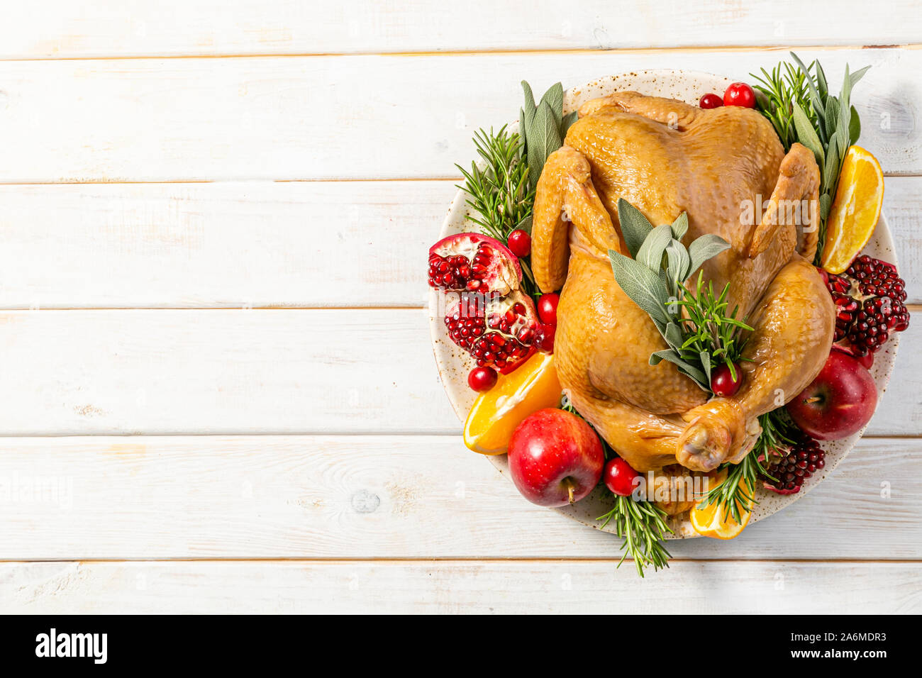 Auswahl an traditionellen Thanksgiving Essen - Türkei, Kartoffelpüree patatoes, grüne Bohnen, Apple Pie auf rustikalen Hintergrund Stockfoto