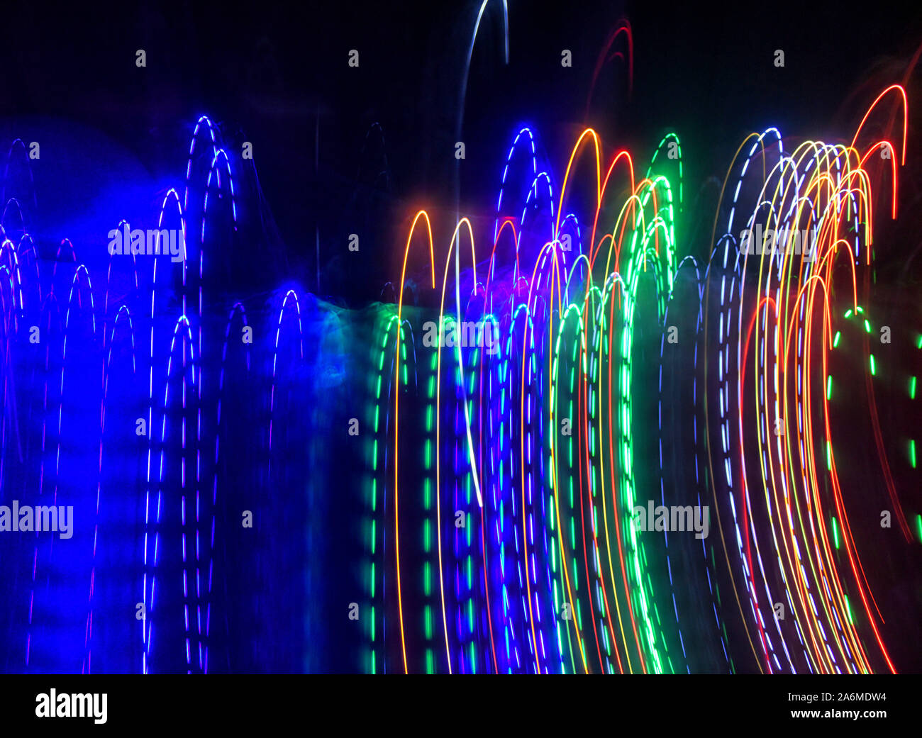 Kolkata, Indien. 26 Okt, 2019. Diwali Beleuchtung in einem Slow Shutter Modus gesehen. Deepavali oder dipavali ist ein vier-fünf ganztägigen Festival der Lichter, die von Hindus in jedem Herbst auf der ganzen Welt gefeiert wird. Credit: Avishek Das/SOPA Images/ZUMA Draht/Alamy leben Nachrichten Stockfoto