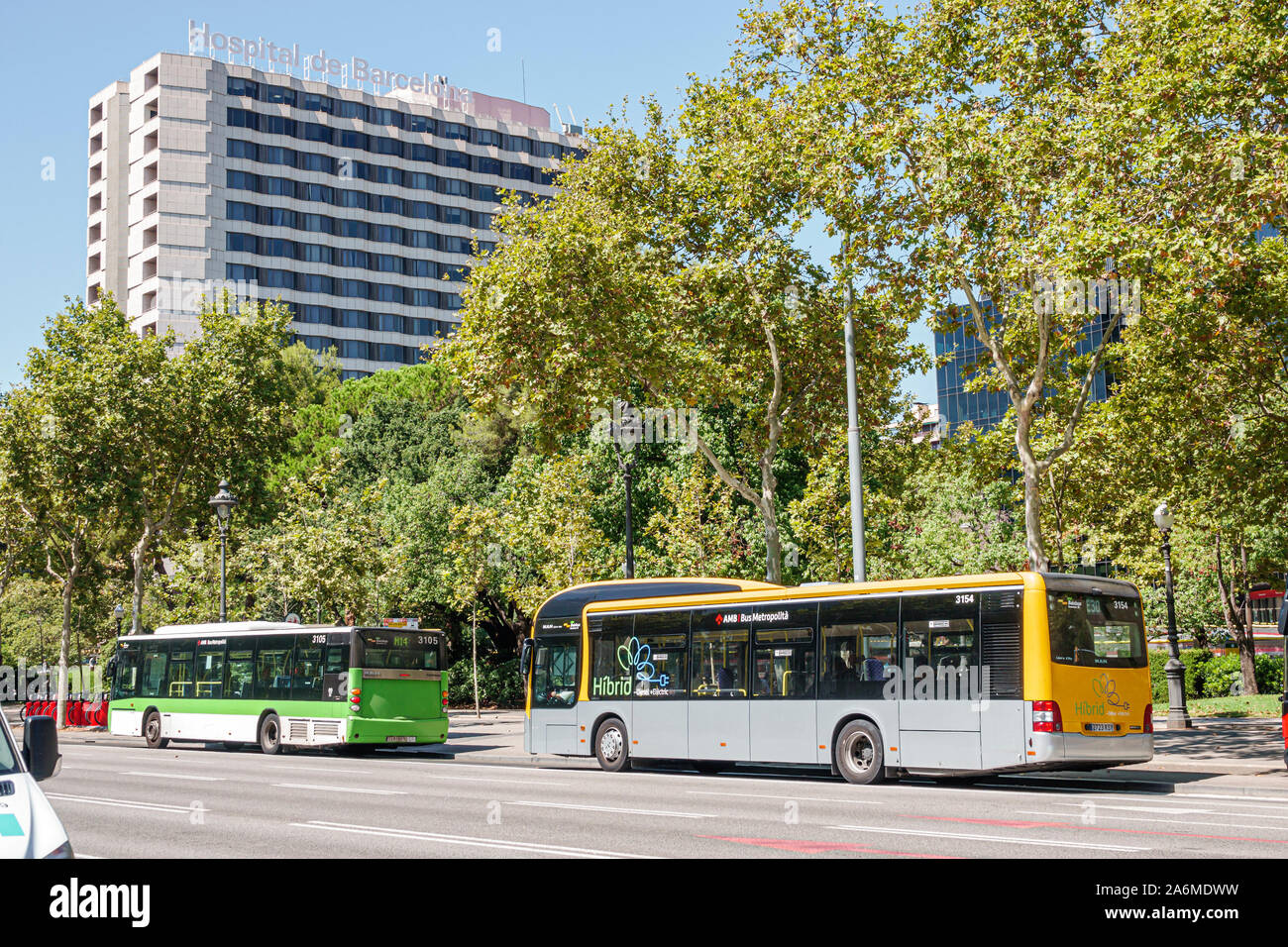Barcelona Spanien, Katalonien Les Corts, Avinguda Diagonal, SCIAS, Hospital de Barcelona, privates Krankenhaus-medizinisches Zentrum, Gebäude, Außenansicht, Bus, Hybrid-Diesel Stockfoto