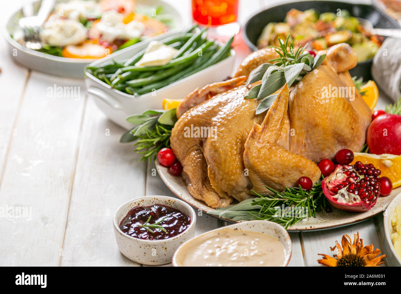 Auswahl an traditionellen Thanksgiving Essen - Türkei, Kartoffelpüree patatoes, grüne Bohnen, Apple Pie auf rustikalen Hintergrund Stockfoto