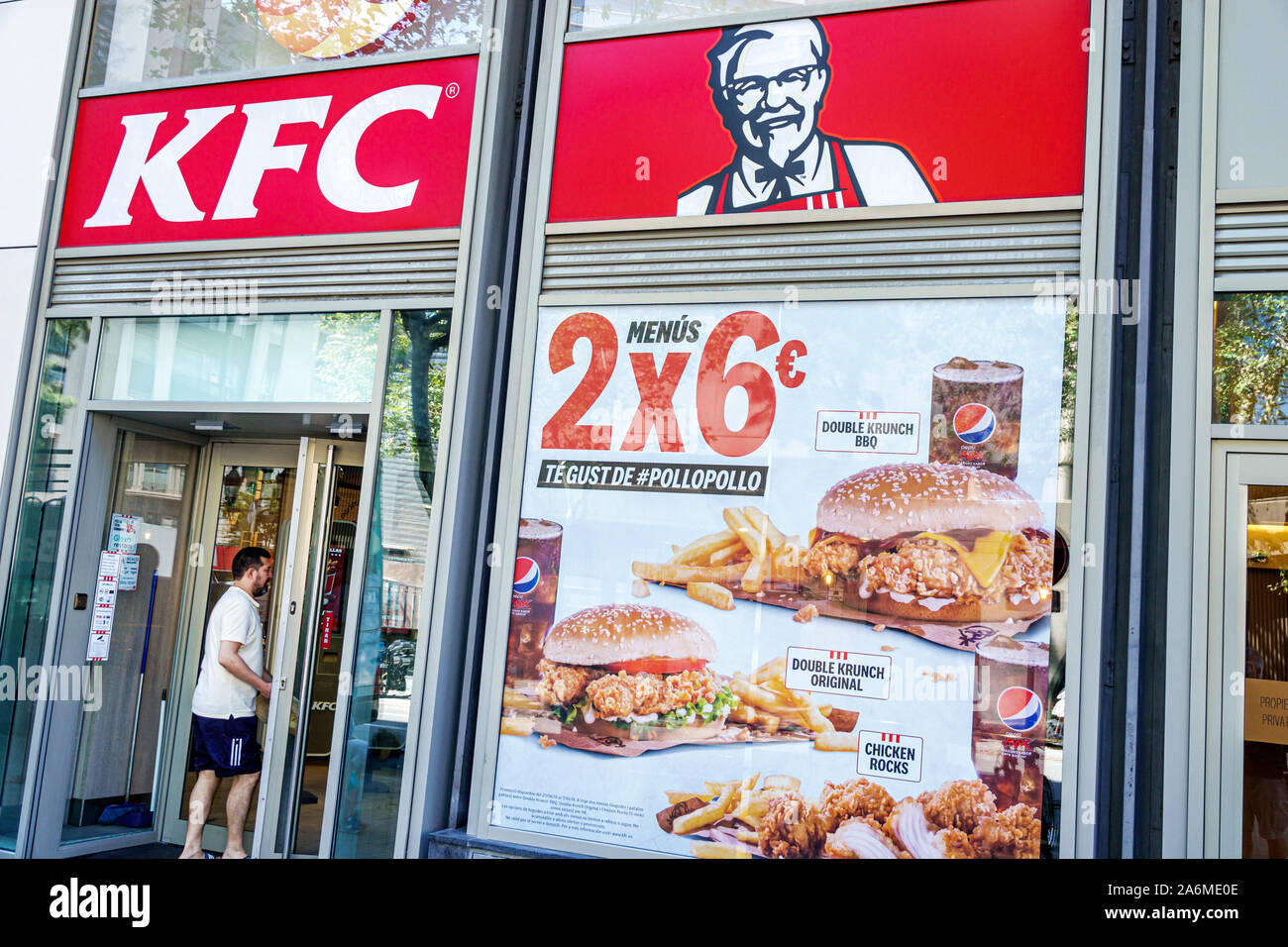 Barcelona Spanien, Catalonia Plaza de Francesc Macia, KFC, Kentucky Fried Chicken, Restaurant, Fast Food, gebratenes Hähnchen, spezielles Kombi-Menü, Eintritt, Mann, ES190 Stockfoto