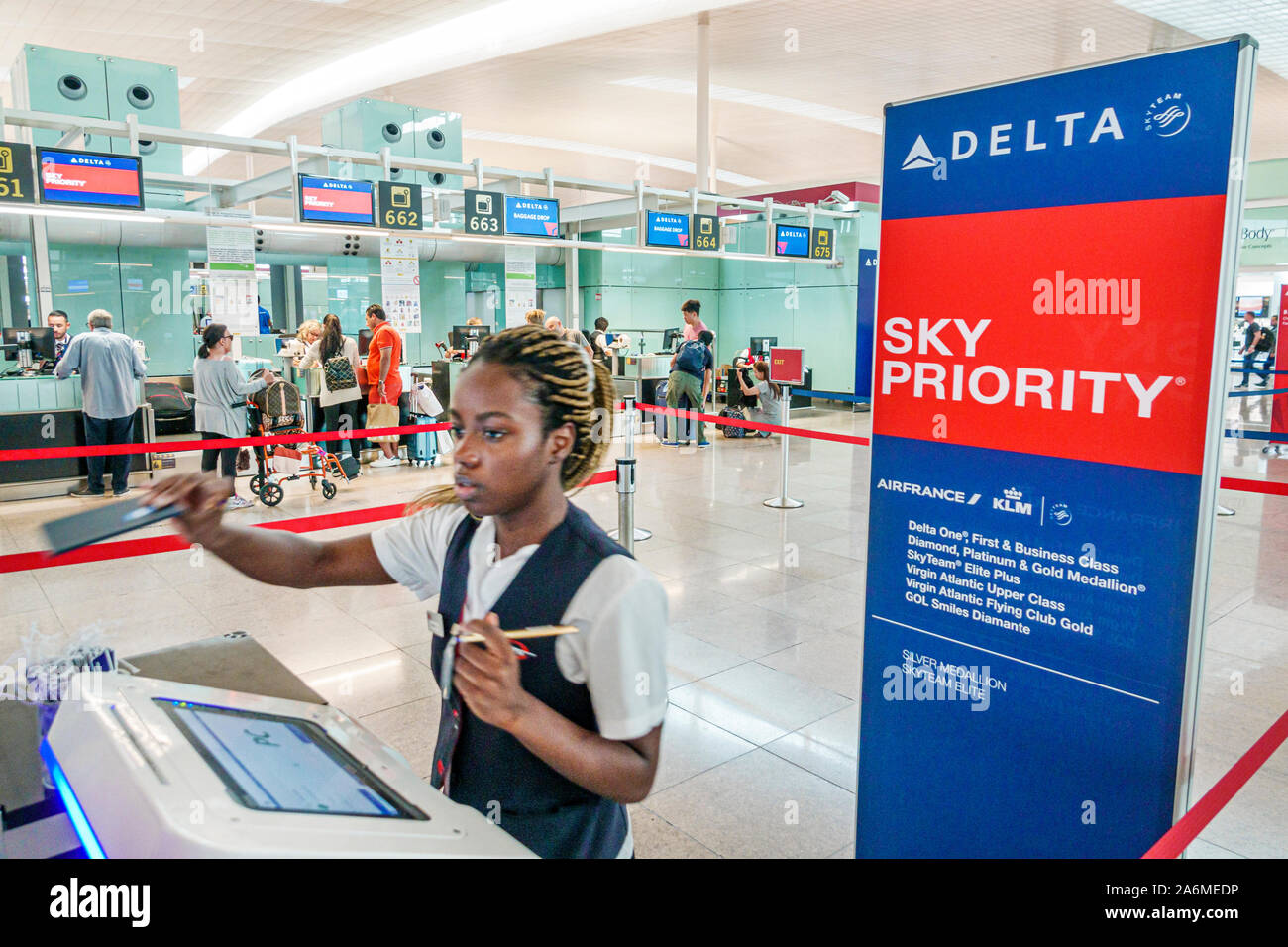 Barcelona Spanien, Katalonien Catalunya, Barcelona-El Prat Josep Tarradellas Airport BCN, Terminal T1, Delta Airlines, Sky Priority Check-in Line, Black Blacks Stockfoto
