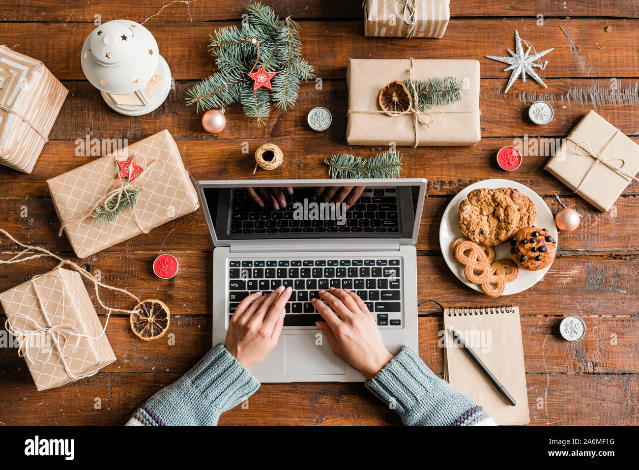 Die Hände der weiblichen über Tastatur surfen im Netz für Online-Shops Geschenke bestellen Stockfoto