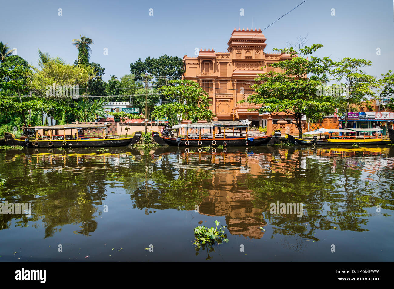 Alappuzha, Indien - 14. November 2017: Boote auf dem Kanal mit Orange Hotel Gebäude in der Innenstadt von Johannesburg Stockfoto
