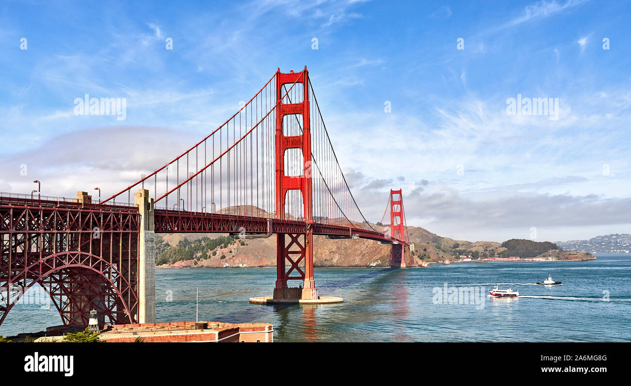 Atemberaubende Golden Gate Bridge San Francisco Ocean Küstenlinie blauer Himmel Schiff Stockfoto