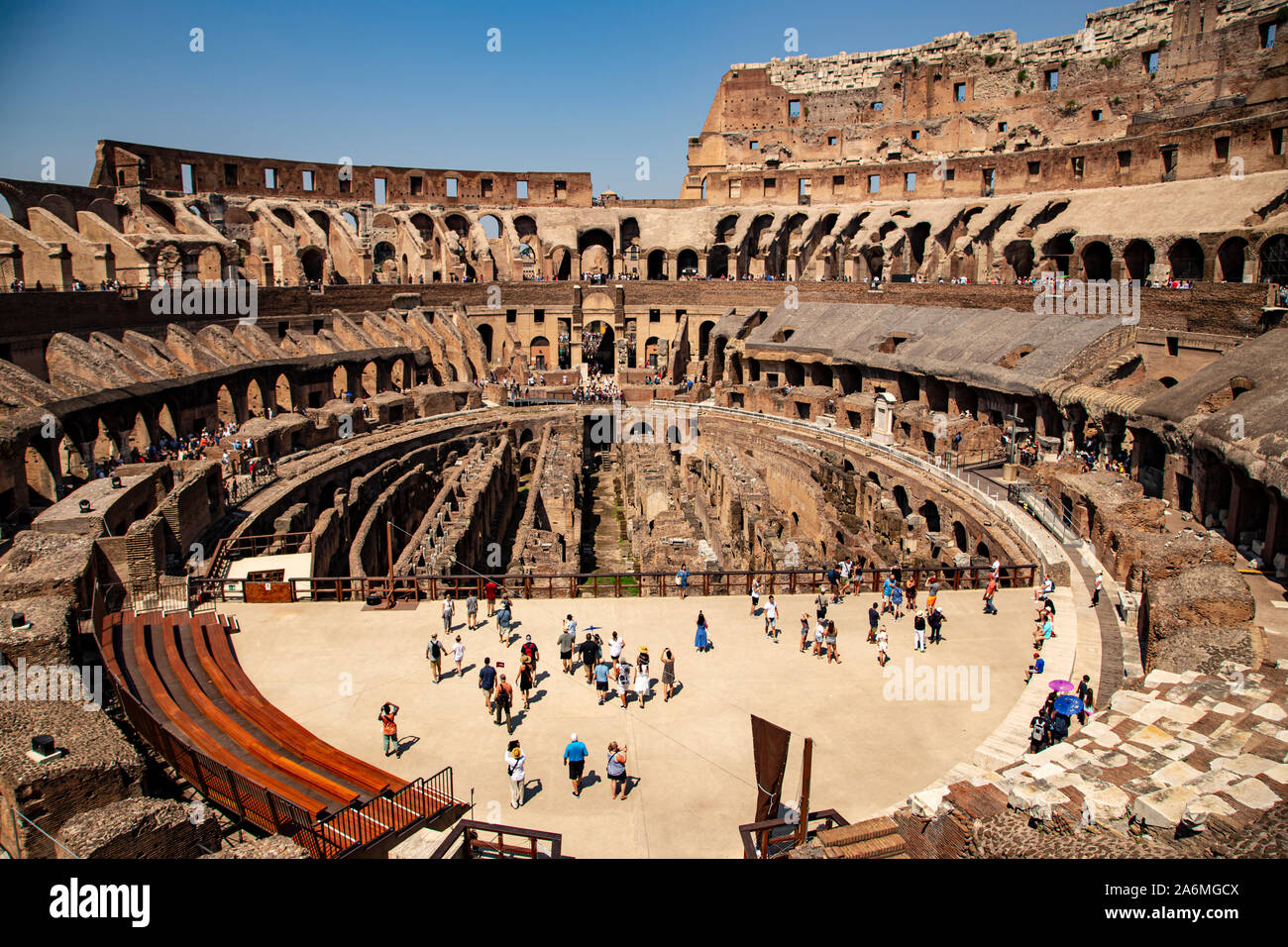 Der Innenraum des Kolosseum, Rom zeigt das ersetzte Teil, die Kanäle der unterirdischen Hypogeum und der ursprüngliche Standort der mehrstufigen Sitzgelegenheiten. Stockfoto