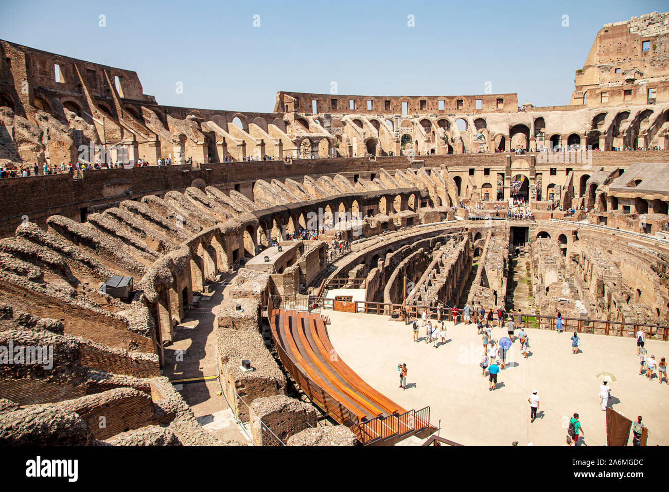 Der Innenraum des Kolosseum, Rom zeigt das ersetzte Teil, die Kanäle der unterirdischen Hypogeum und der ursprüngliche Standort der mehrstufigen Sitzgelegenheiten. Stockfoto