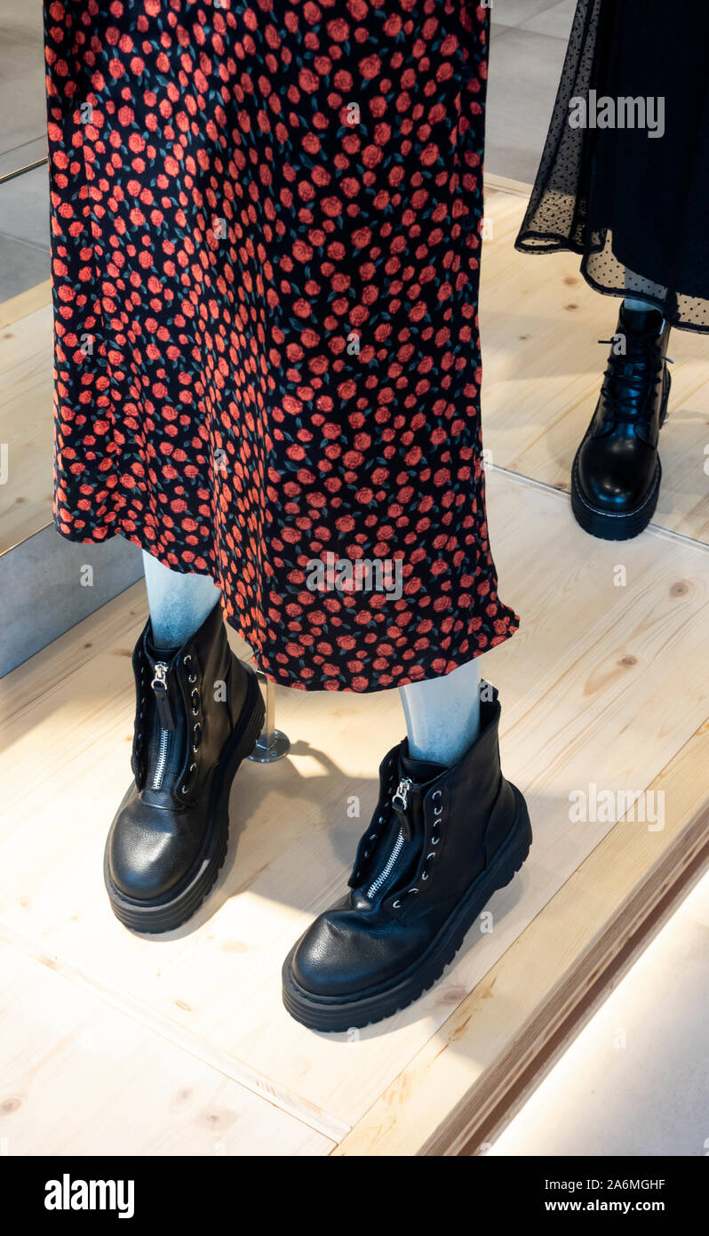 Frauen chunky Schuhe in einem Schaufenster in Liverpool Stockfoto