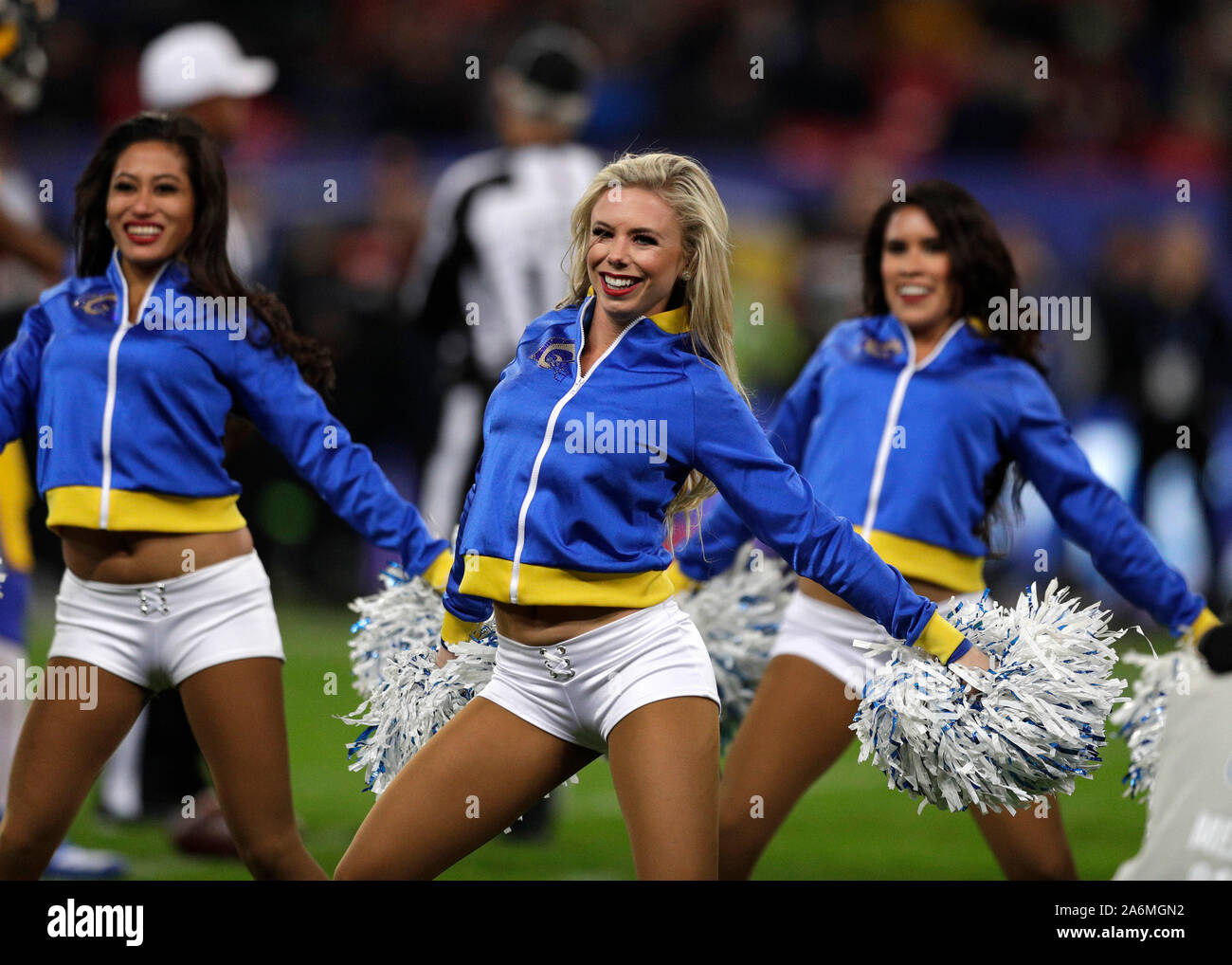 Wembley Stadion, London, UK. 27 Okt, 2019. National Football League, Los Angeles Rams gegen Cincinnati Bengals; Los Angeles Rams Cheerleaders der Unterhaltung der Fans während der zweiten Hälfte-redaktionelle Verwendung Credit: Aktion plus Sport/Alamy leben Nachrichten Stockfoto