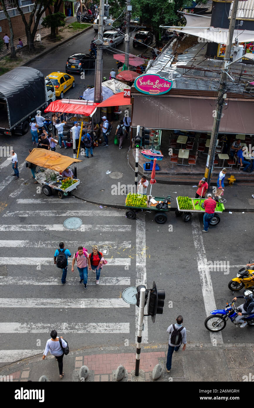 Medellín, Bogota/Kolumbien, 28. Januar 2019: Straßenverkäufer, Passerbies, Motorräder und Taxis in der Commercial Street in der Nähe der Santa Lucía Su Stockfoto