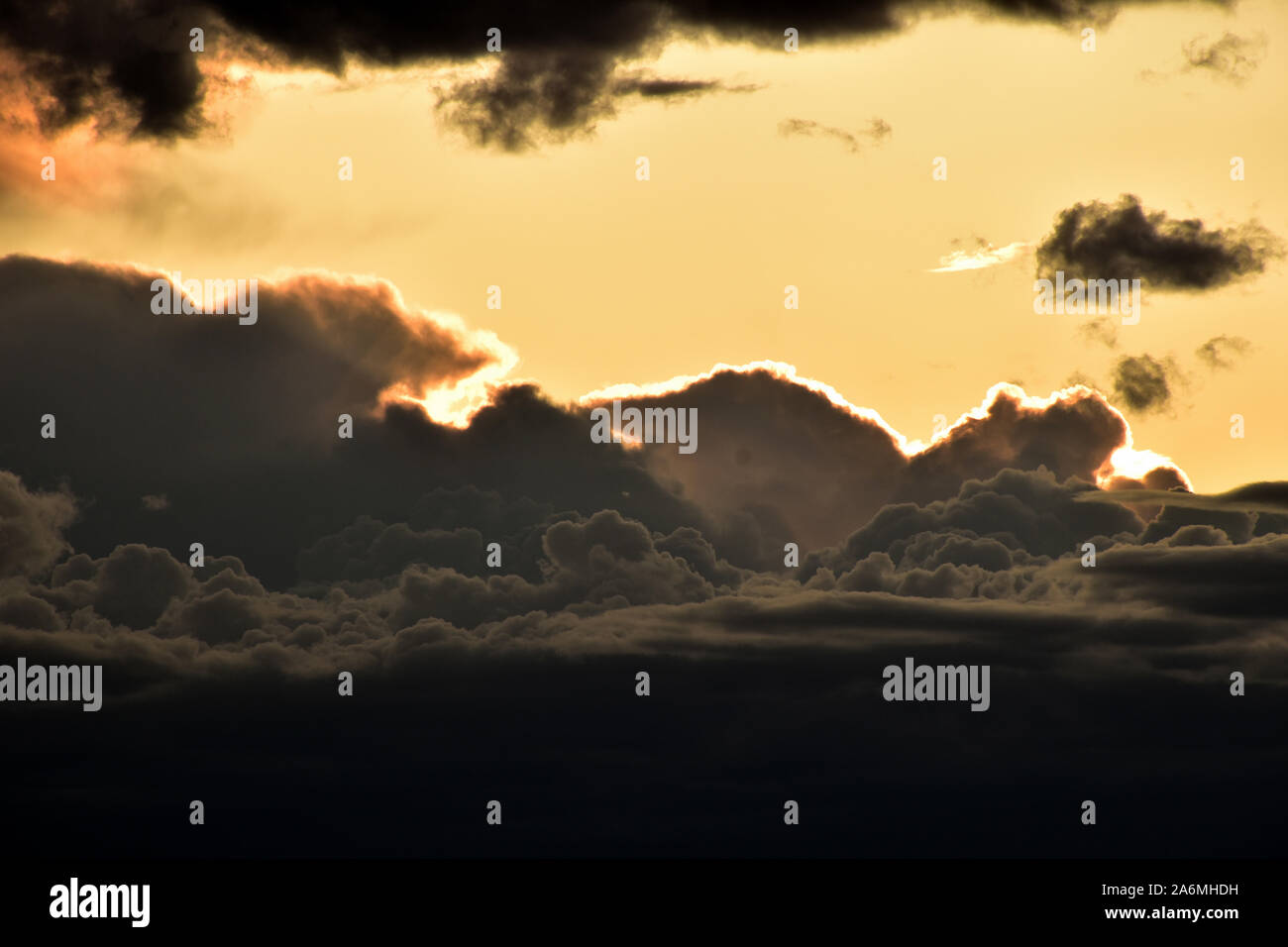 Verwerfende Wolken rollen über den Himmel bei Sonnenuntergang. Stockfoto