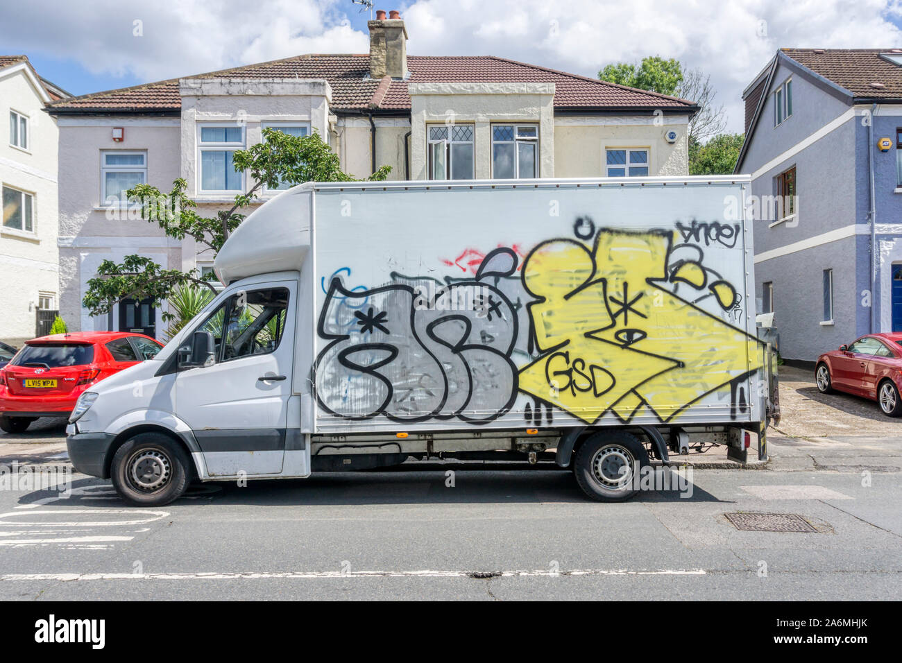Ein weißer Transporter in Graffiti bedeckt, im Süden Londons. Stockfoto