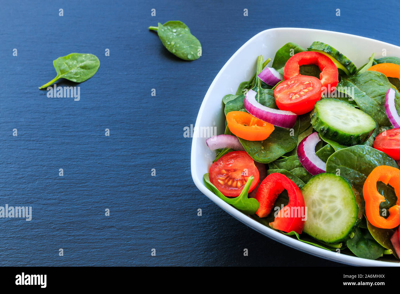 Salat von frischen Tomaten, Gurken, Zwiebel, Spinat, Pfeffer. Stockfoto