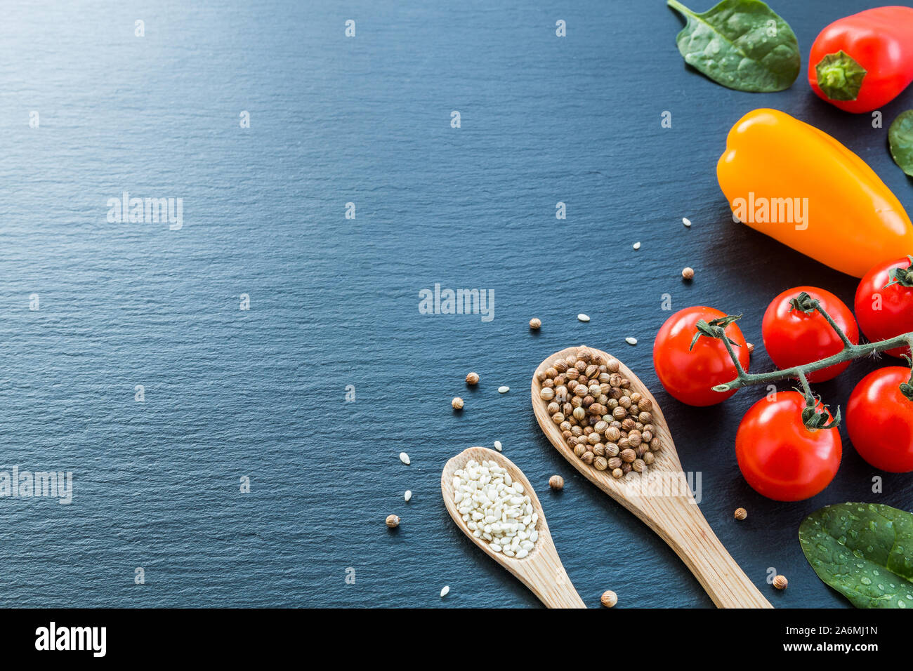 Frisches Gemüse und Gewürze von oben mit negativer Platz für Text und Grafik. Stockfoto