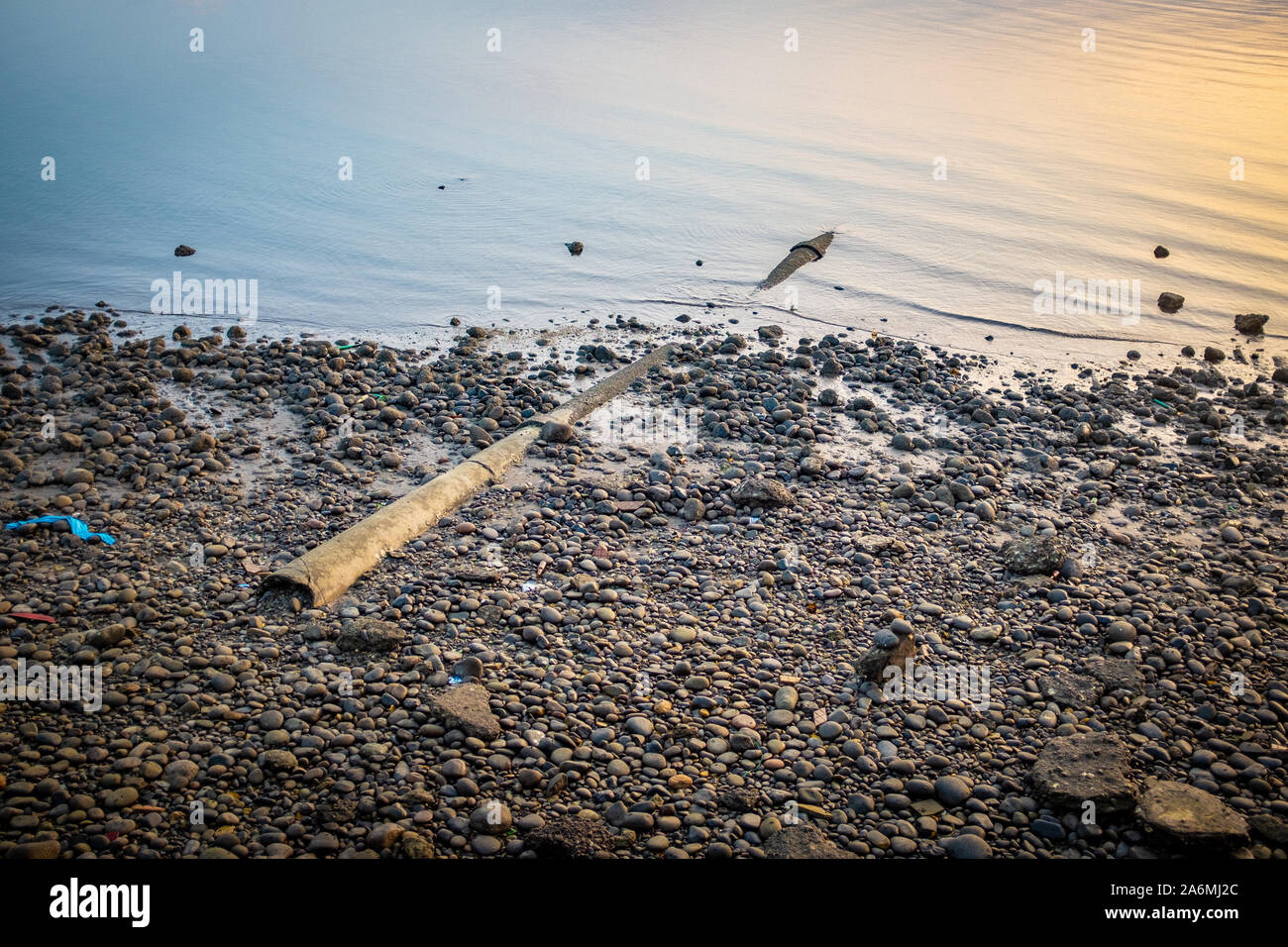 Insolite Metallrohr aufgegeben am Strand in den frühen Morgenstunden Stockfoto