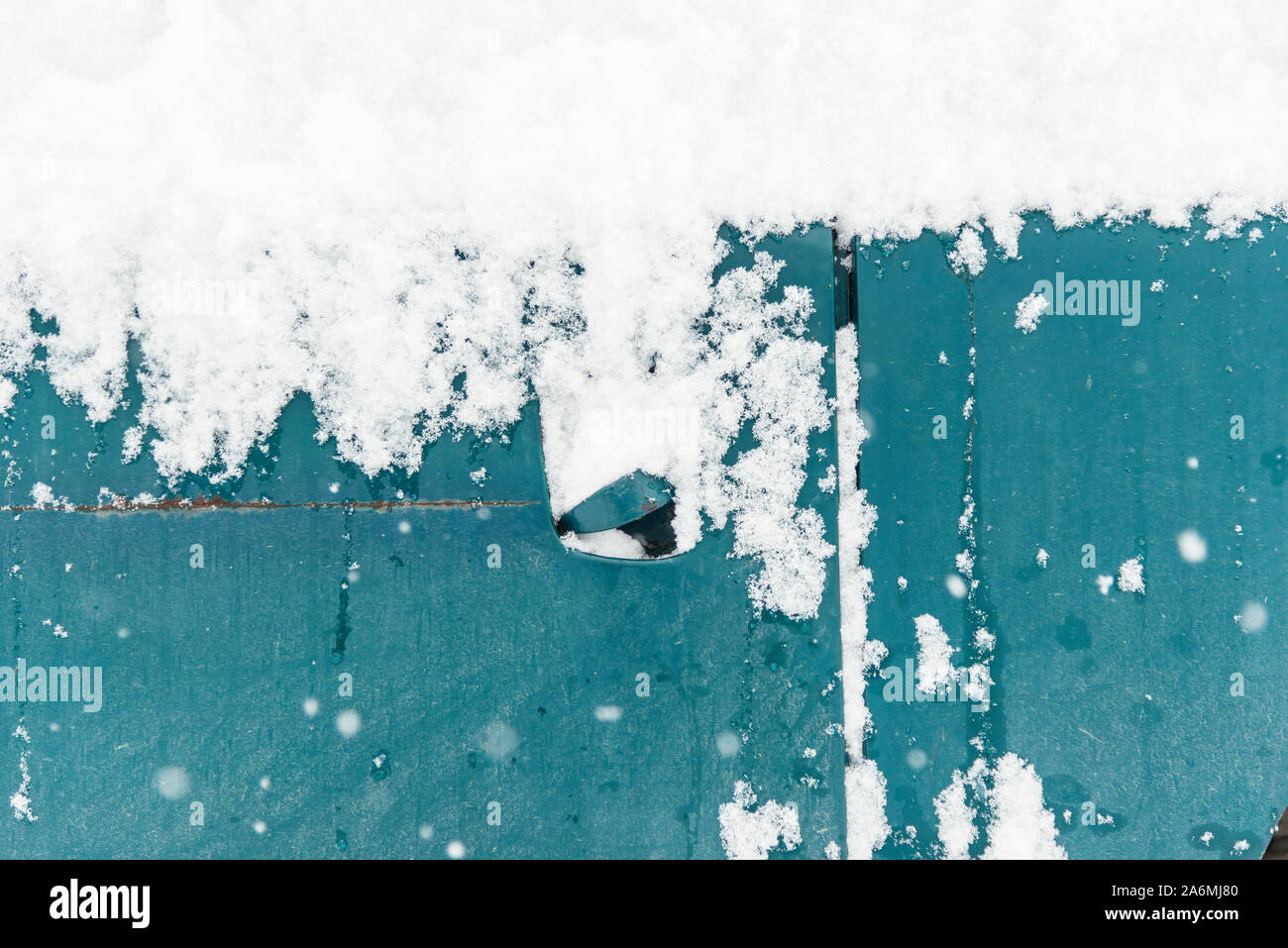 Schnee bedeckt gelb Suv Autos Türknauf mit Bedeckt Schnee unter Blizzard. Stockfoto