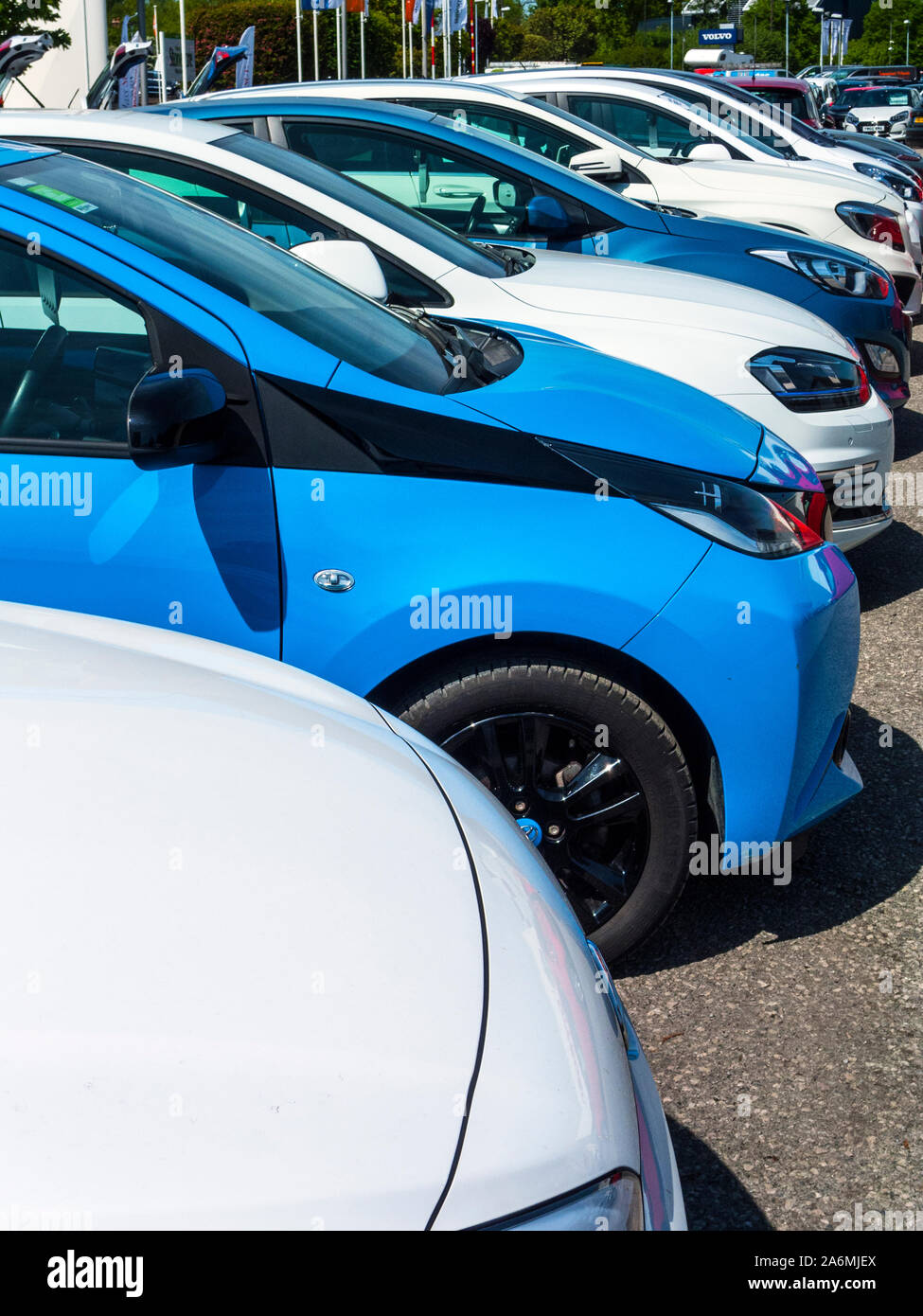 Autos für Verkauf auf Garage Vorplatz Stockfoto