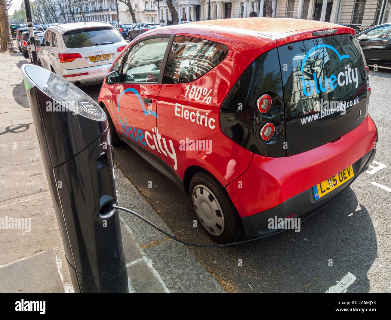Blue City Electric Car wird an der Straßenbaustelle in London aufgeladen Stockfoto