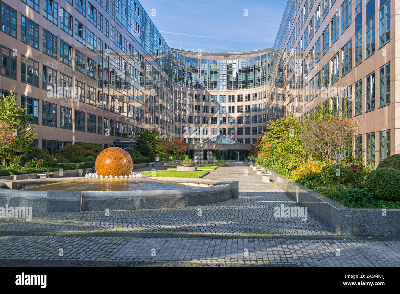 Berlin, Deutschland - 14. Oktober 2019: Neu gestaltete Bereich Spree-Bogen mit dem Bau des Business Center, dem ehemaligen Bundesministerium, mit seinem Ball Stockfoto