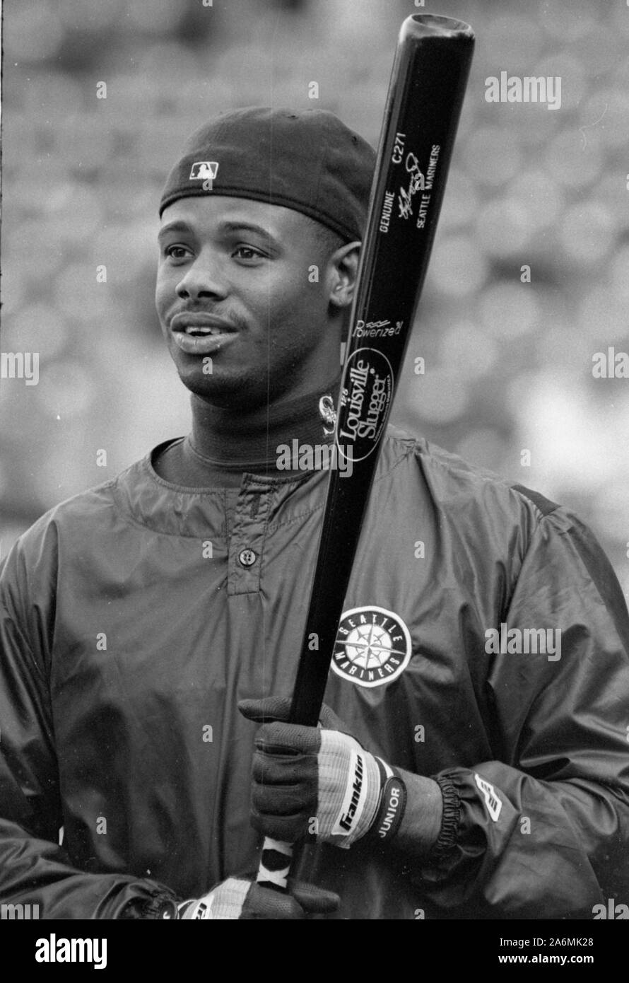 Seattle Mariners Ken Griffy jr beobachten das Feld während der schlagenden Praxis vor dem Spiel gegen die Boston Red Sox im Fenway Park in Boston, Ma USA 1996 Foto von Bill belknap Stockfoto