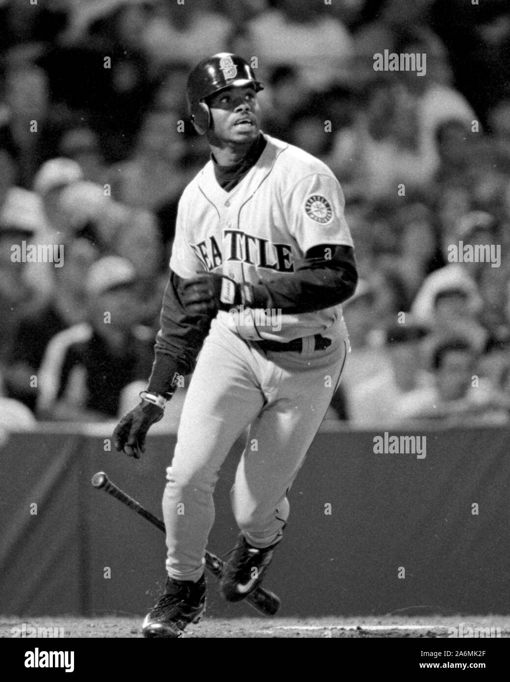 Seattle Mariners Ken Griffy jr Uhren sein home run Fliegen während eines Spiels gegen die Boston Red Sox im Fenway Park in Boston, Ma USA 1996 Foto von Bill belknap Stockfoto