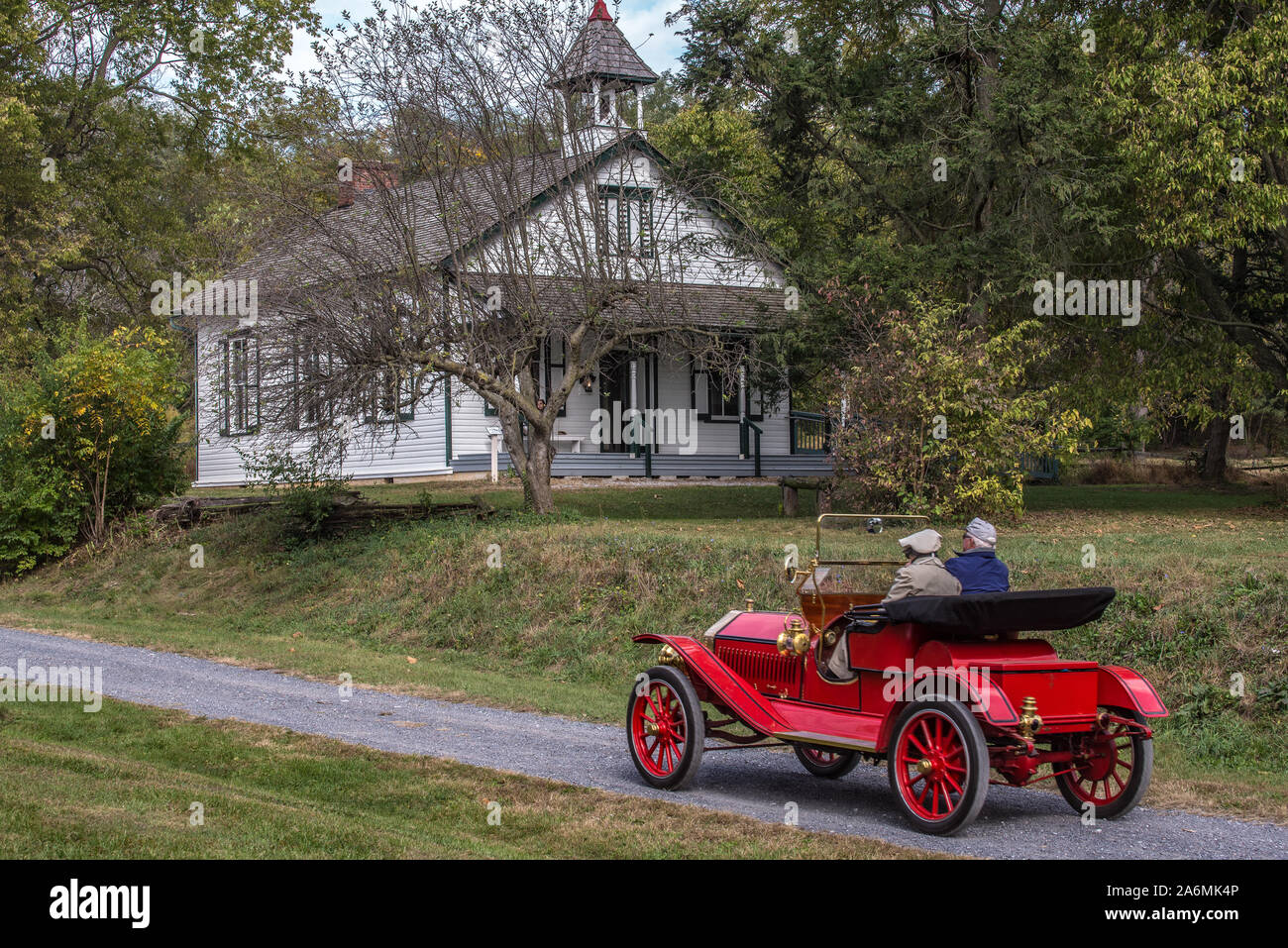 Antike Autos auf Schule Haus Feldweg, Landis Valley Farm Museum, Lancaster, PA. Stockfoto