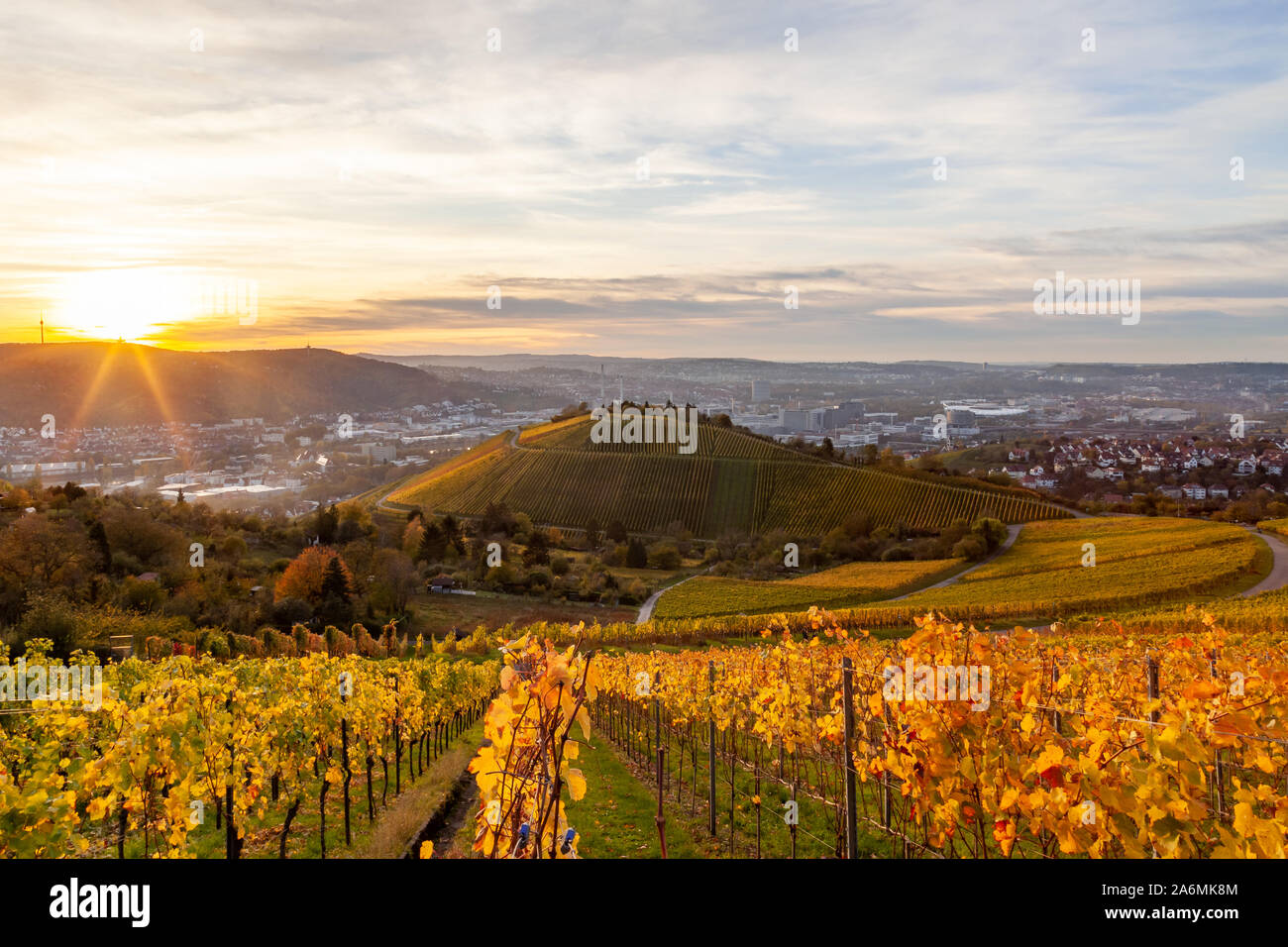 Herbst Sonnenuntergang Blick über Stuttgart sykline mit Blick auf die bunten Weinberge. Die berühmten Fernsehturm sowie die Fußball-Stadion sind sichtbar. Die Sonne Stockfoto