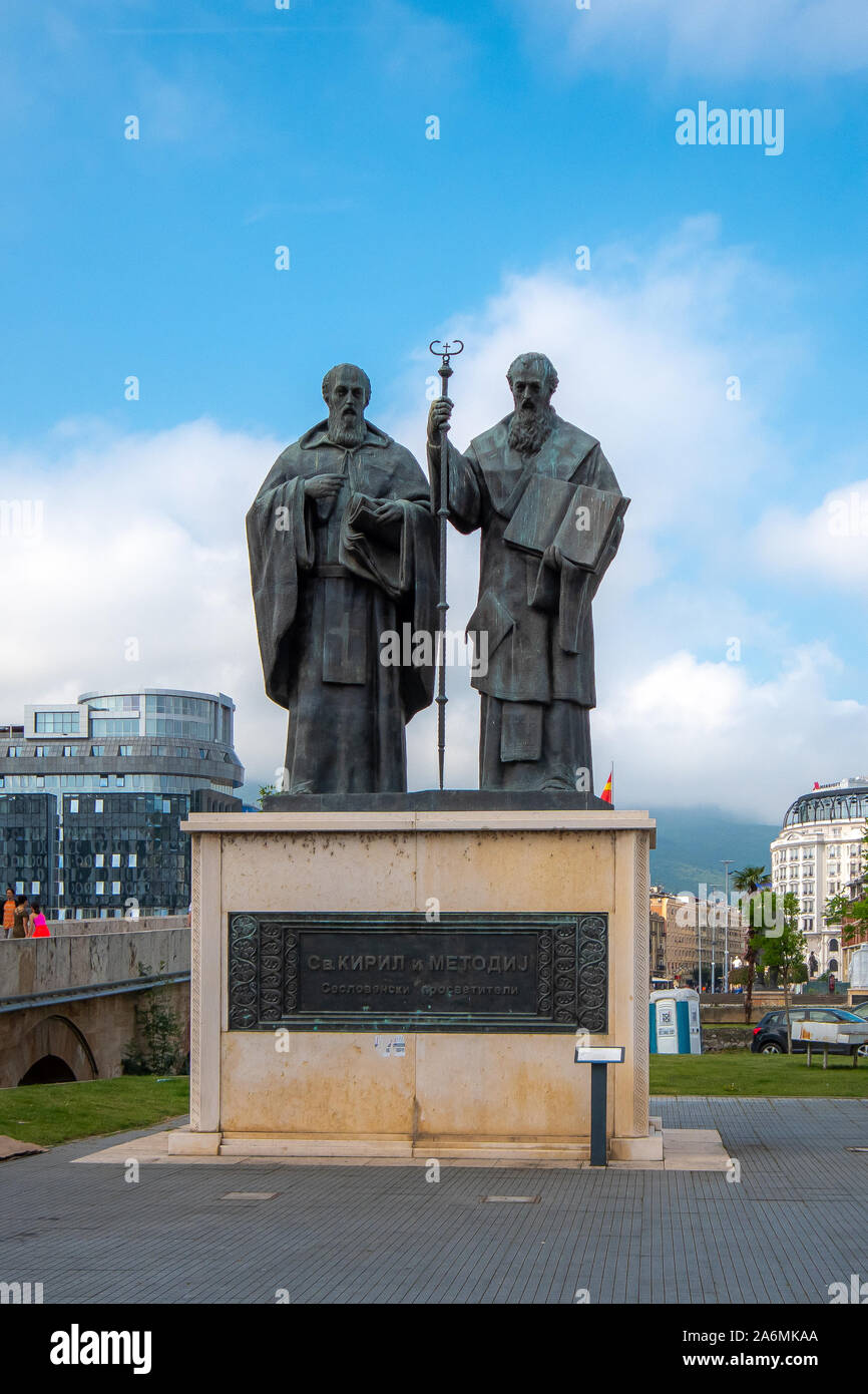 Statuen der hll. Cyrill und Methodius, Stadtzentrum von Skopje, Mazedonien. Stockfoto