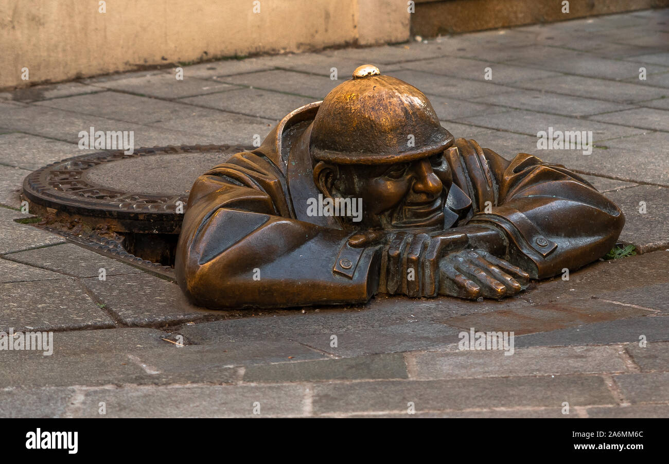 Bronze Skulptur namens Cumil - Die Watcher, oder Menschen in der Arbeitswelt, Bratislava, Slowakei Stockfoto