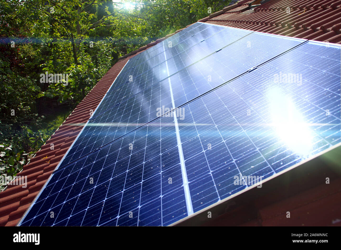 Fotovoltaikanlagen auf haus dach. Alternative und erneuerbare Energie, grüne Energie, Ökologie und der solaren Stromerzeugung. Stockfoto