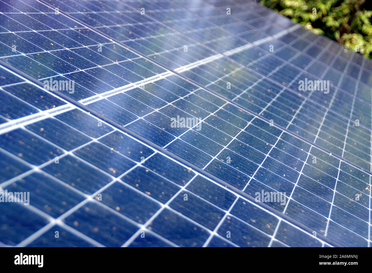 Fotovoltaikanlagen auf haus dach. Alternative und erneuerbare Energie, grüne Energie, Ökologie und der solaren Stromerzeugung. Stockfoto