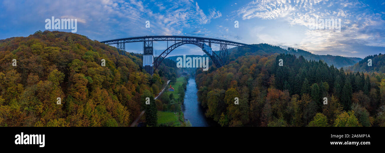 Müngstener Brücke, der höchsten Eisenbahnbrücke in Deutschland Drohne Fotografie. Stockfoto