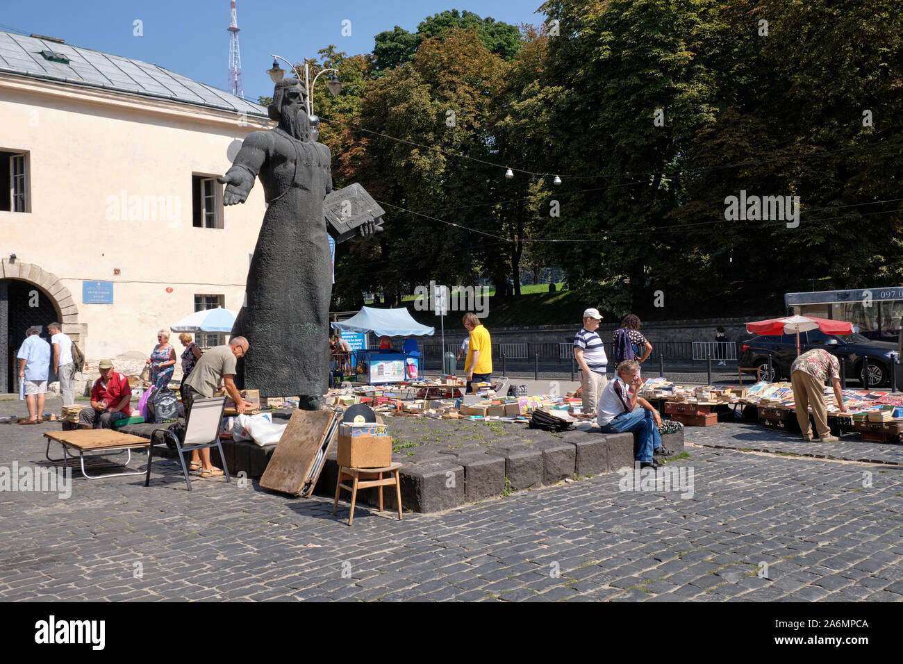 Bronzestatue Fedorov in der Mitte der verwendeten Buch Markt in der Altstadt von Lviv Ukraine Stockfoto
