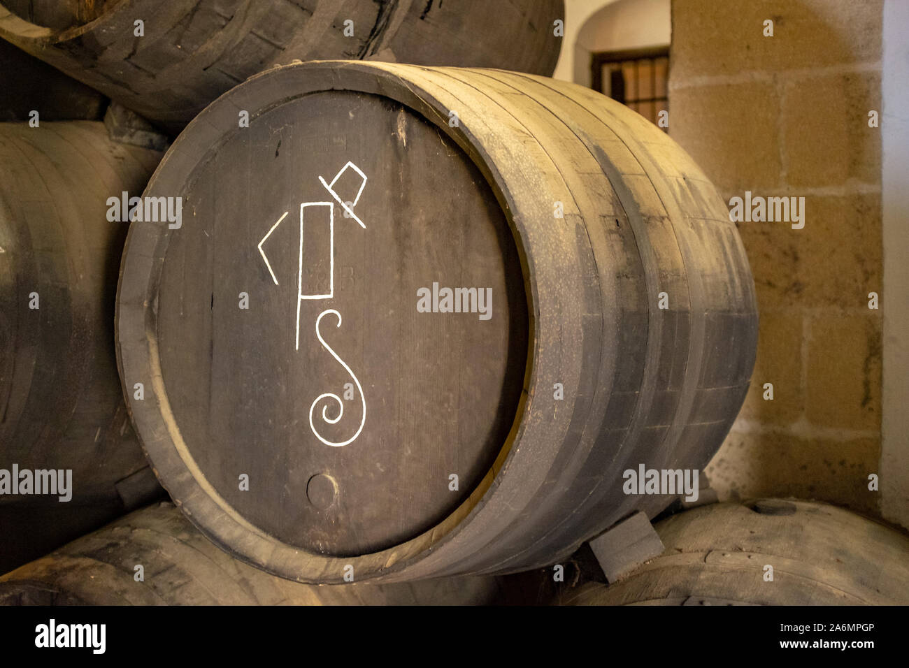 Jerez de la Frontera, Andalusien, Spanien; 7. April 2015: Holz und Eiche Weinfass mit Männer Badewanne Symbol Stockfoto