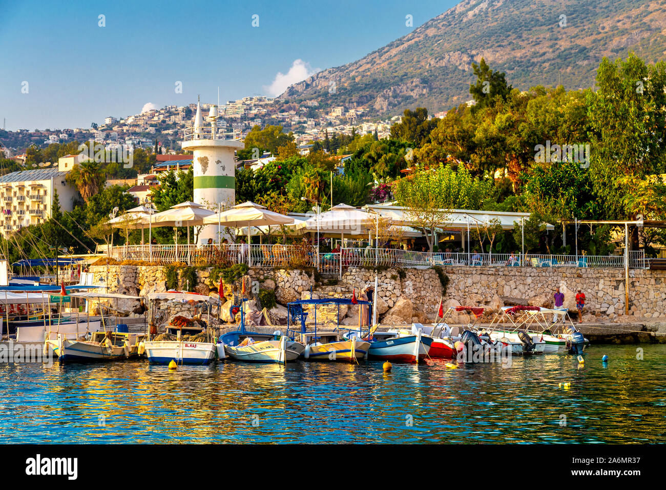 Blick auf den Yachthafen und die Yachten in Kalkan, Türkische Riviera, Türkei Stockfoto