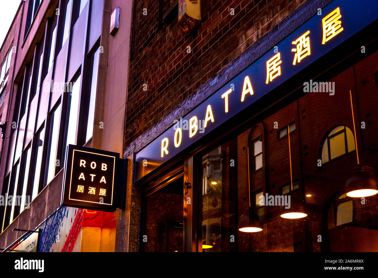 Robata Japanisches Restaurant in den Abend in Soho, London, UK Stockfoto