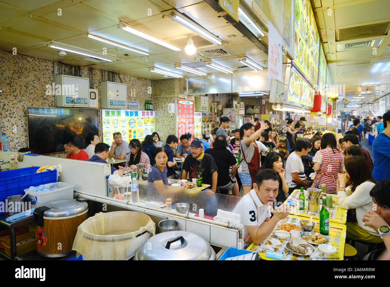 Essen im Food Court in der Ebene Stand B1 der Shilin öffentlichen Markt in Shilin Night Market, Taipei Stockfoto