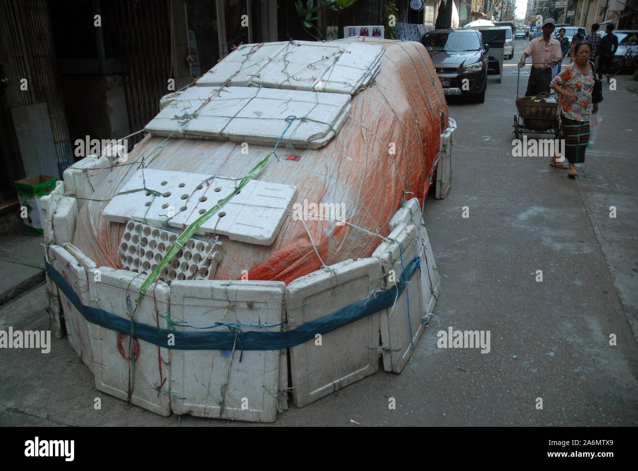 Auto geschützt von Elementen mit Bausteinen aus Styropor, Yangon, Myanmar, Asien. Stockfoto