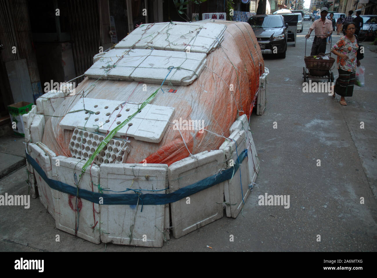 Auto geschützt von Elementen mit Bausteinen aus Styropor, Yangon, Myanmar, Asien. Stockfoto