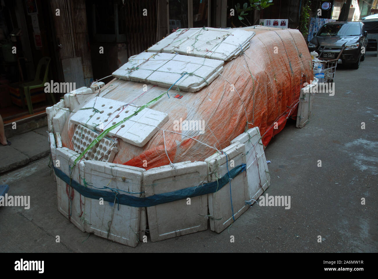 Auto geschützt von Elementen mit Bausteinen aus Styropor, Yangon, Myanmar, Asien. Stockfoto